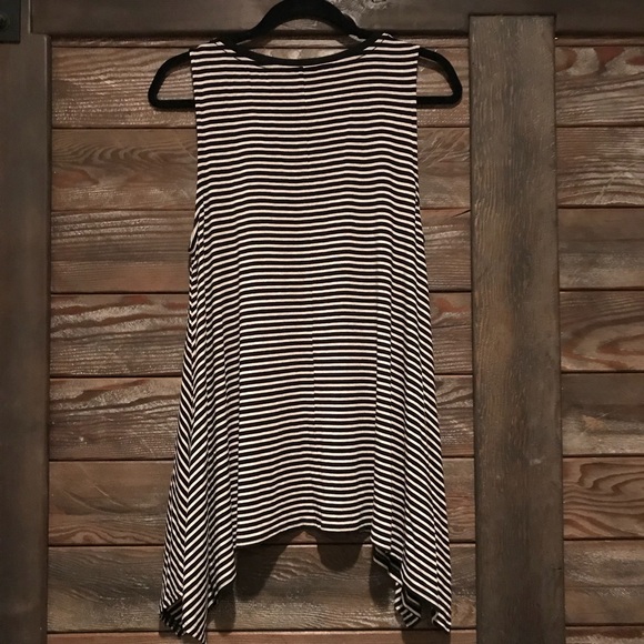 NWOT Vince Camuto handkerchief tank - Picture 2 of 3